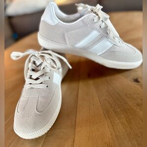 Women's Berness Beige and White Sneakers, Size 6